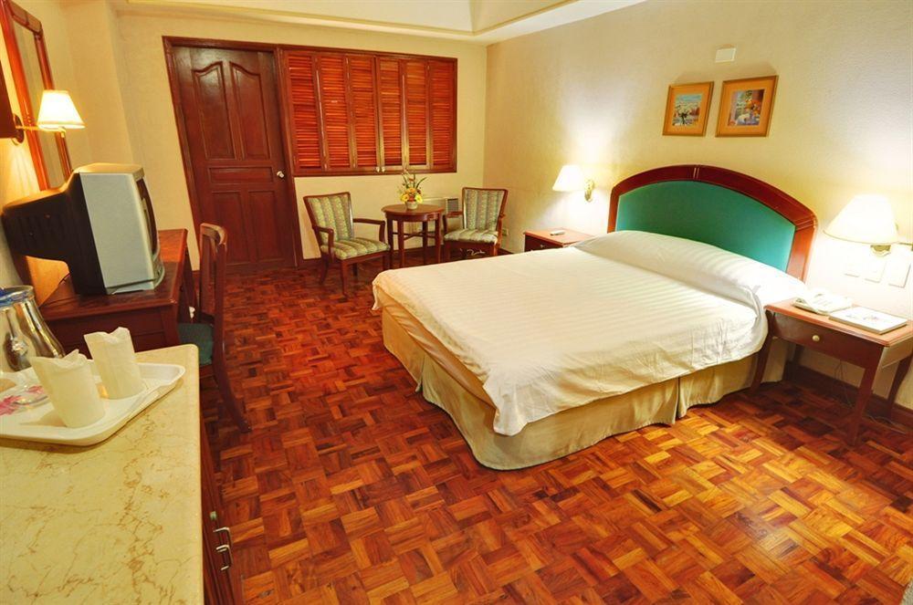 Sunrise Holiday Mansion Tagaytay City Екстериор снимка
